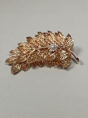 VTG Capri Leaf Brooch Gold Tone Open Work Rhinestones imitation pearl